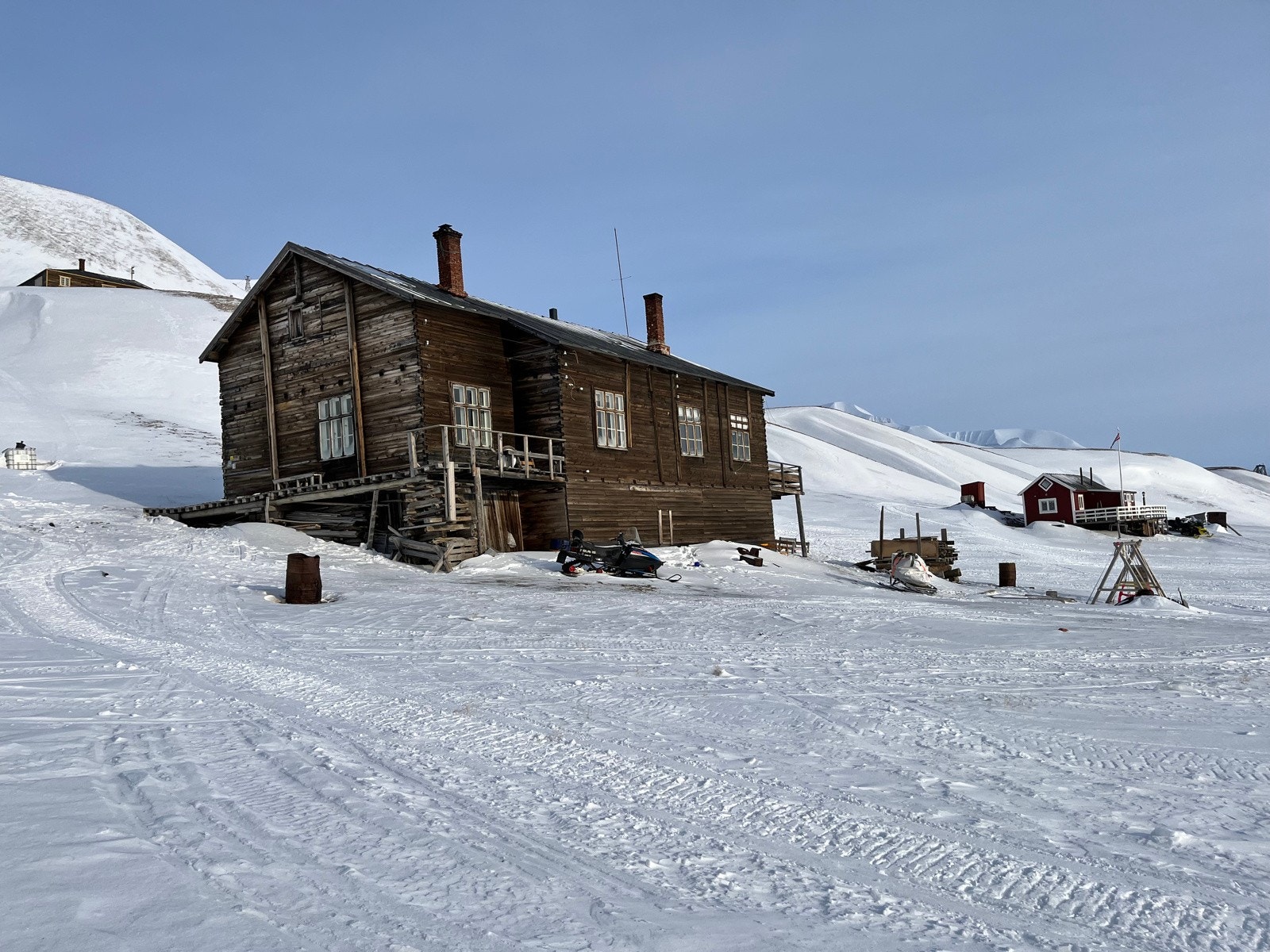 ASHiorthamn 19 er en "sentralt" plassert fritidseiendom på Hiorthamn rett over fjorden for Longyearbyen Galleribilde