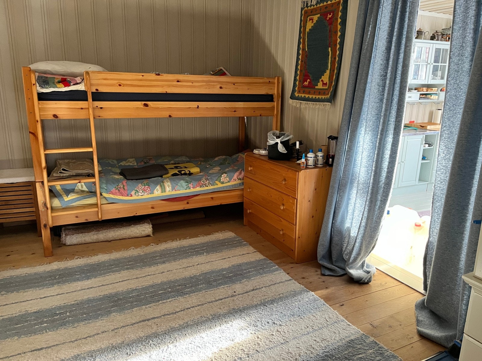 Eiendommen har 2 stuer, men eier nytter den ene som soverom Galleribilde