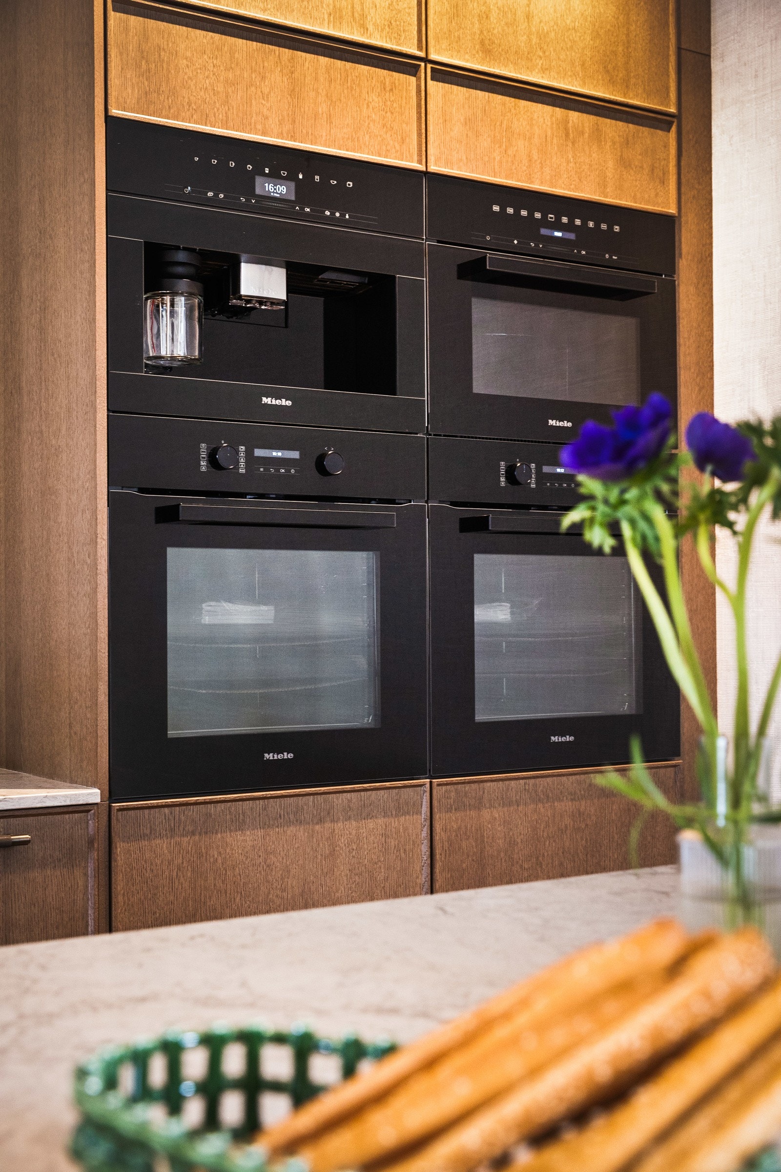 To stekeovner, micro, kaffemaskin, dobbelt kjøleskap med frysere og to store vinskap Galleribilde