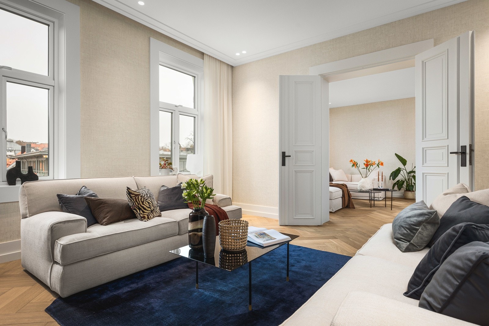 Spesiallagde listverk i tak, gulv, rundt vinduer og dører Galleribilde