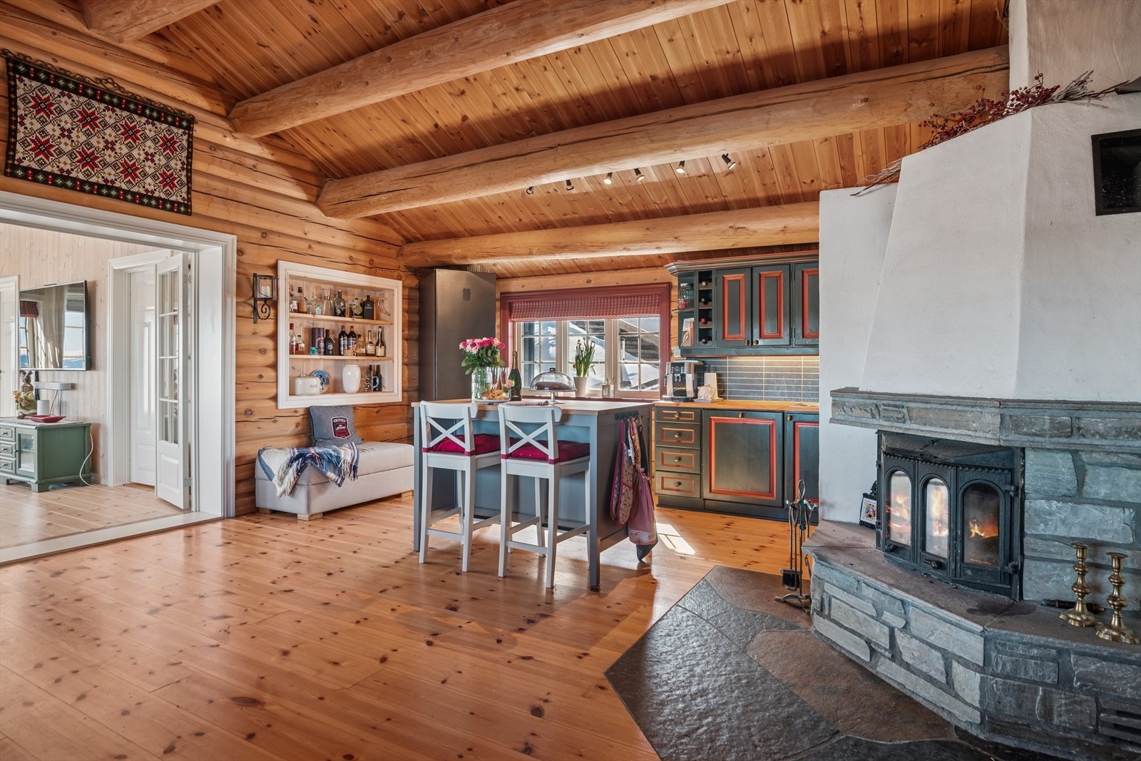 Peis med steinfasade, ett smykke i seg selv. Galleribilde