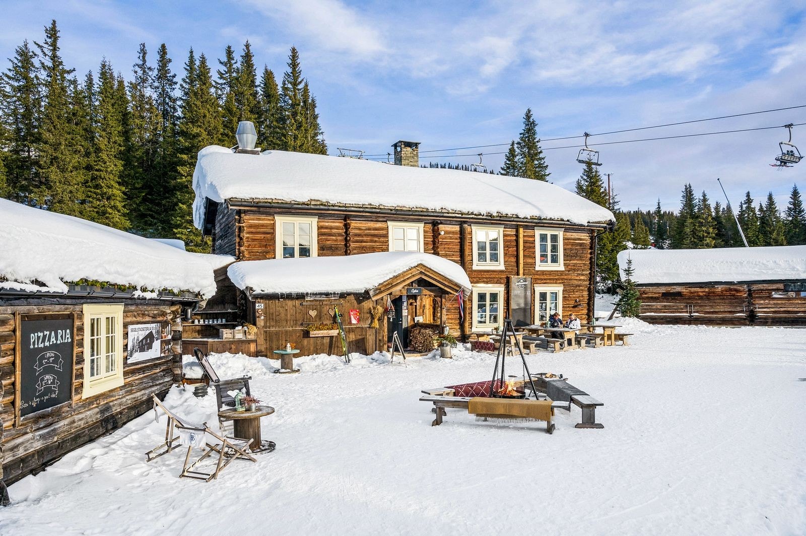 Tyrihans tunet er en populær plass for både lunsj og "afterski" Galleribilde