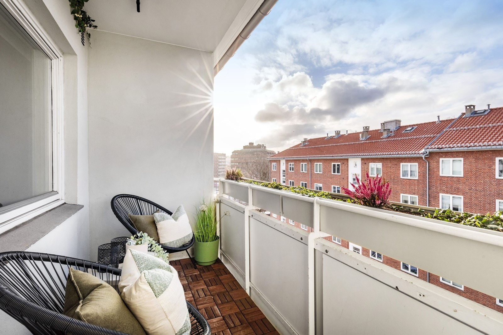 Balkong med ettermiddag- og kveldssol Galleribilde