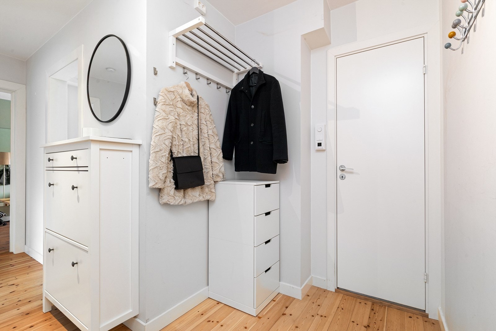 Entré med inngang til nyere bad Galleribilde