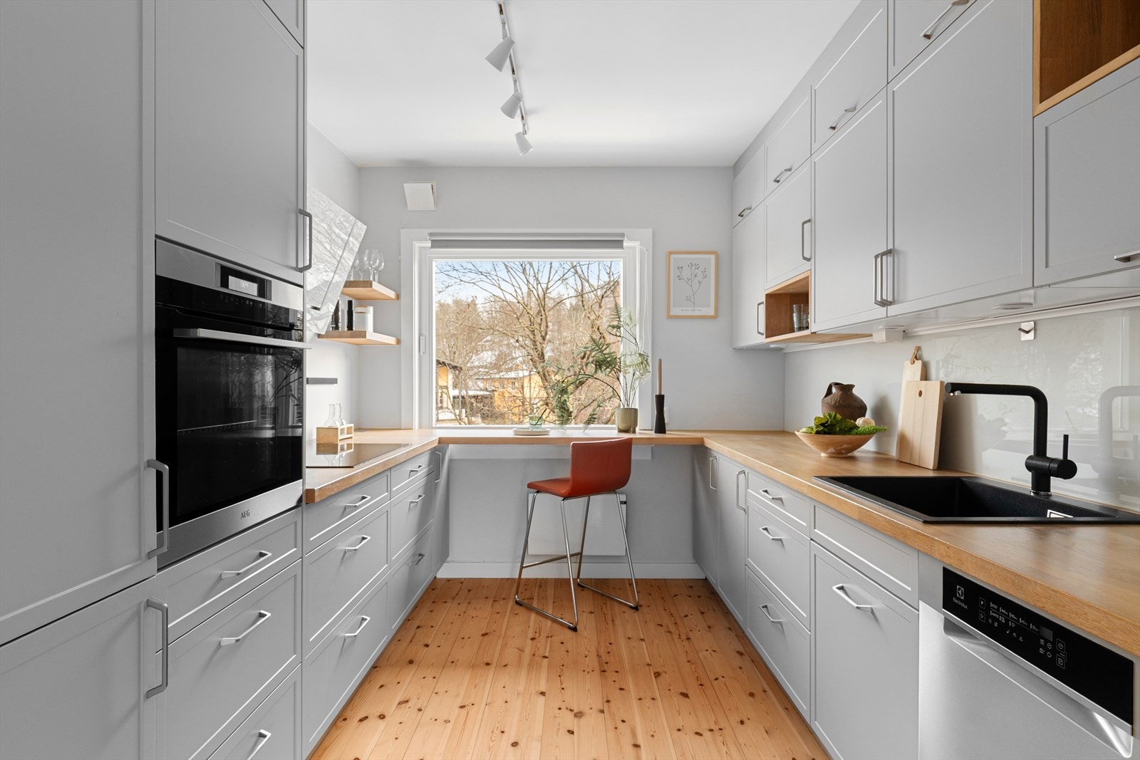 Kjøkkenet har integrerte hvitevarer og barløsning med fin utsikt Galleribilde