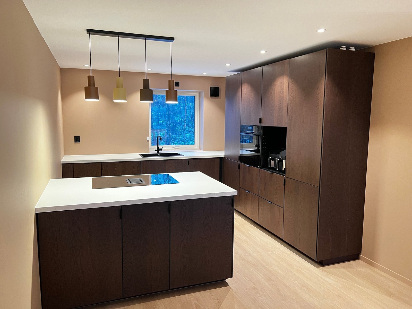 Romslig kjøkken, kjøkkenøy skaper fin atmosfære ved middagsbesøk - 2.etg Galleribilde