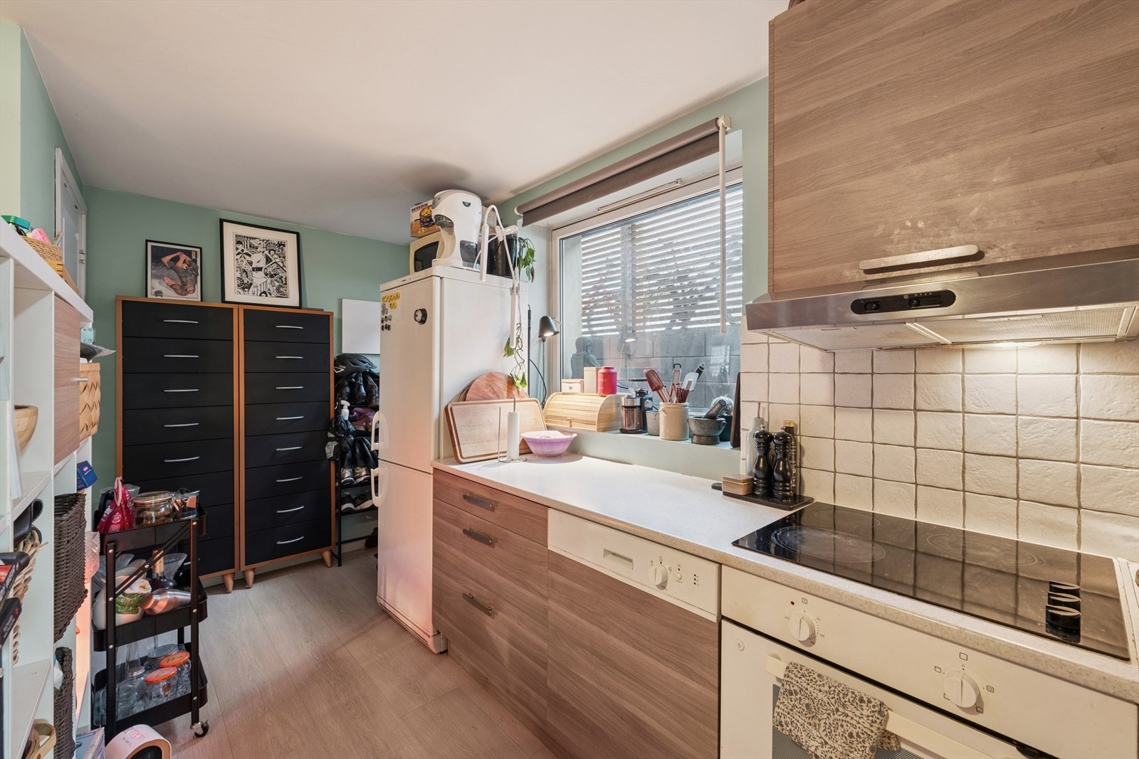 Stue/kjøkken med kjøkkeninnredning som tilbyr rikelig lagringsplass. Galleribilde