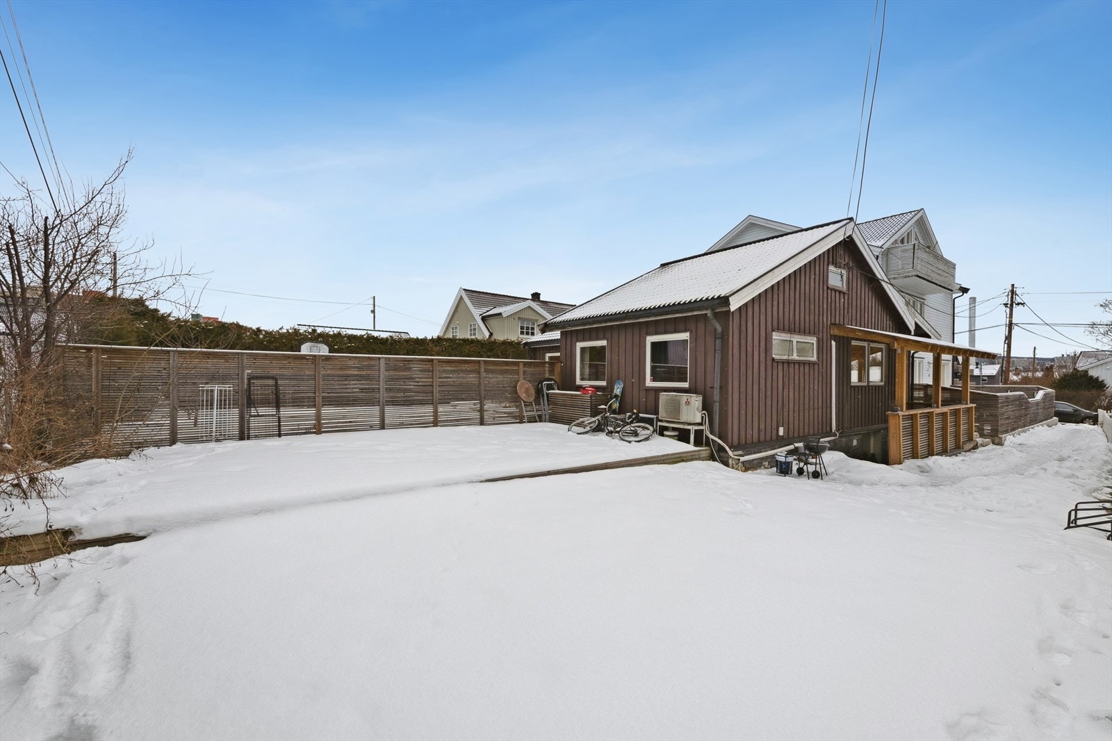 Boligen ligger i et familievennlig og rolig nabolag på Risløkka, med nærhet til både natur, byliv og nødvendige fasiliteter. Galleribilde