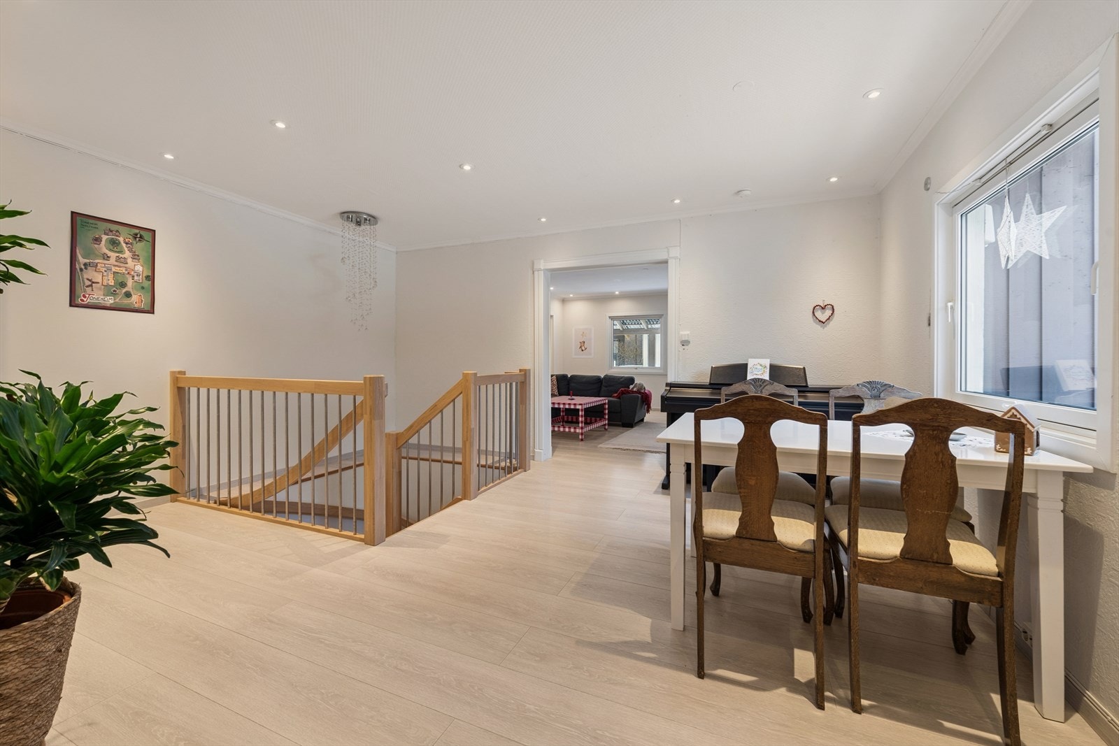 Lyse overflater kombinert med et pent gulv skaper et stilrent og harmonisk uttrykk. Galleribilde