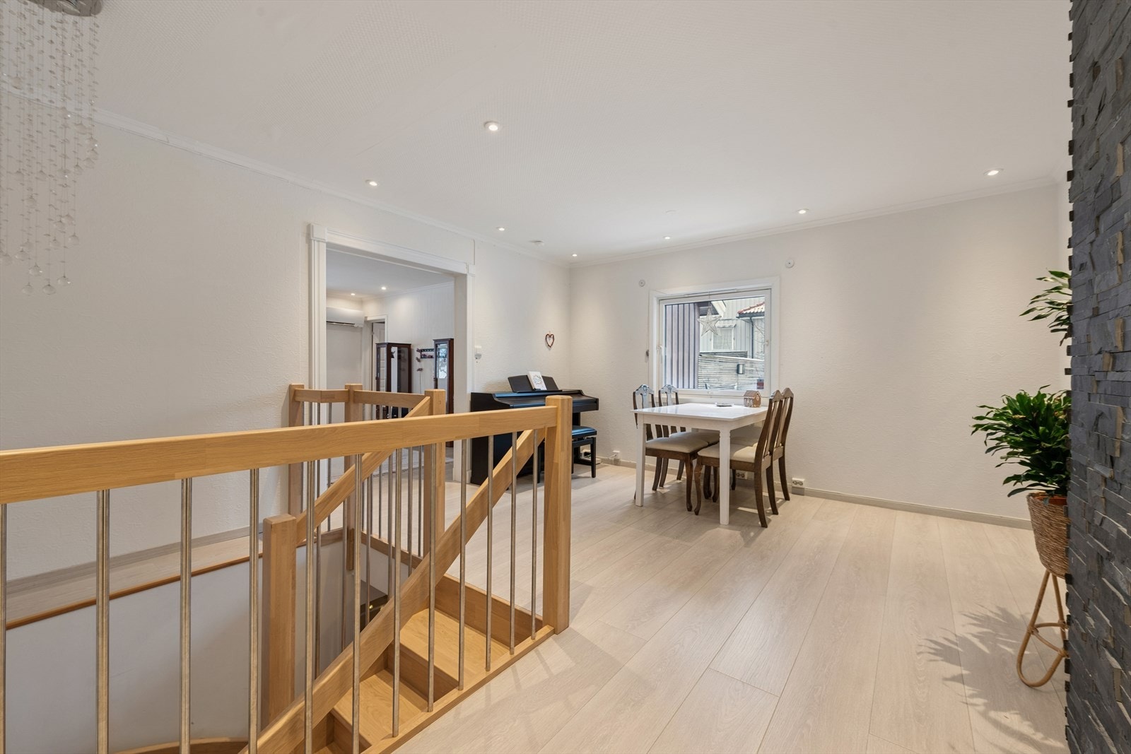 Innfelt belysning i himlingen gir et behagelig og stemningsfullt lys på kveldstid. Galleribilde