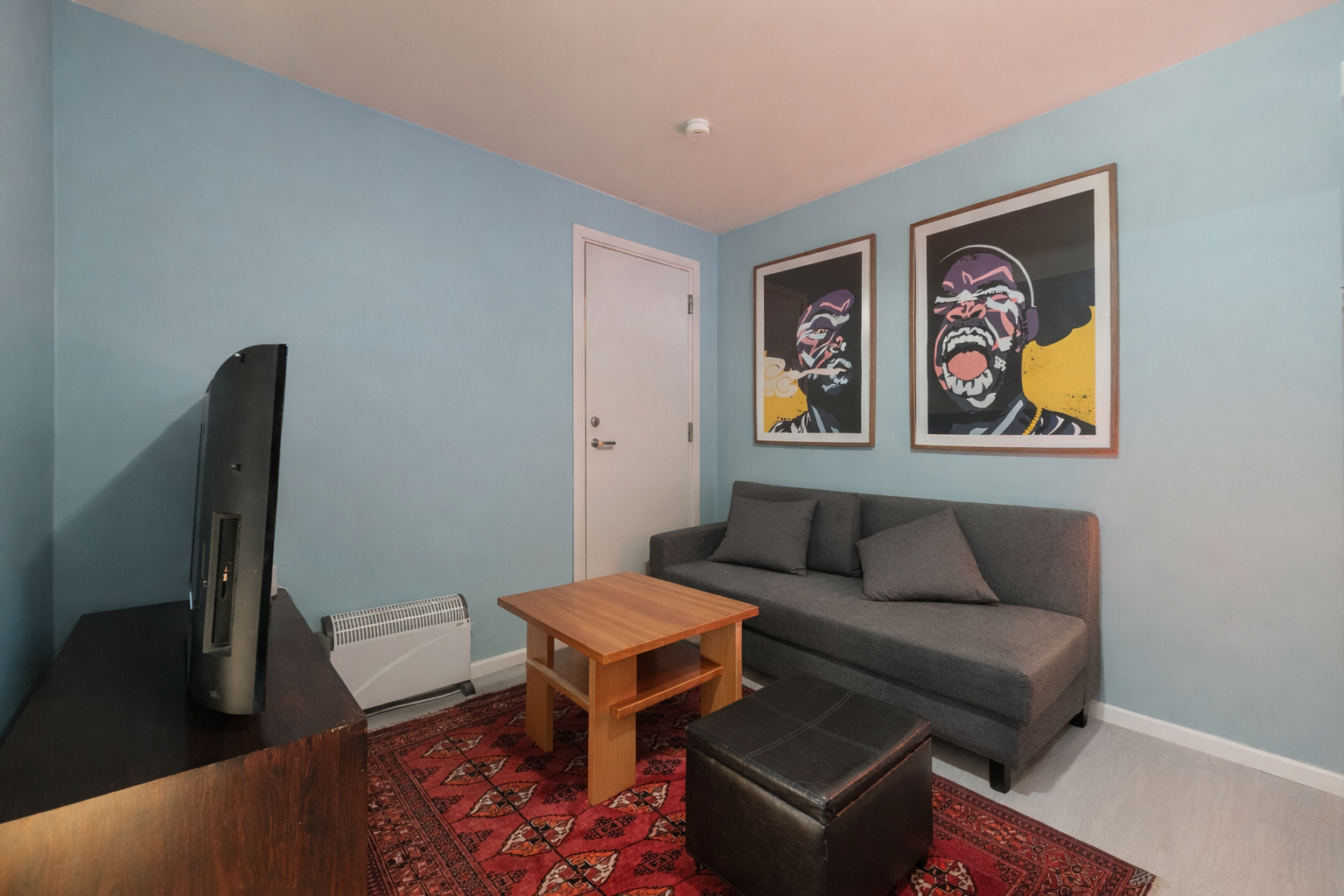 Kjellerstuen har god plass til sofa, stuebord og TV med tilhørende møblement. Galleribilde