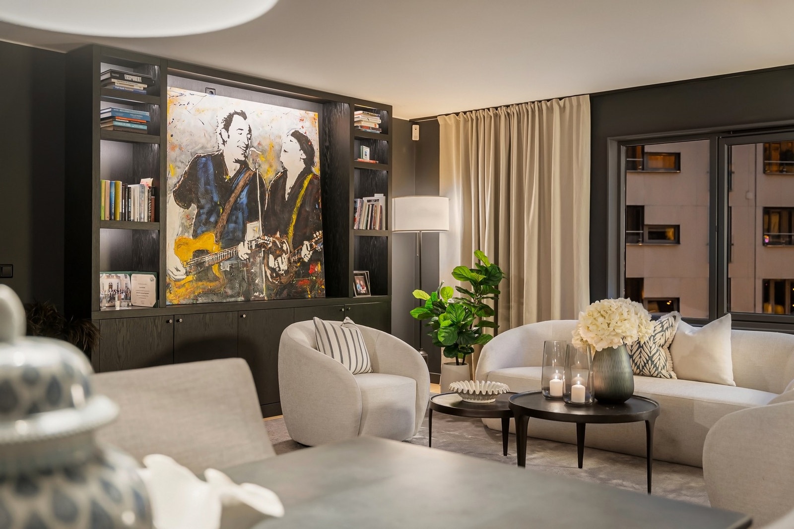 Spesialtilpassede innredninger i mørk eikefiner og tre-stavs lys eikeparkett. Galleribilde