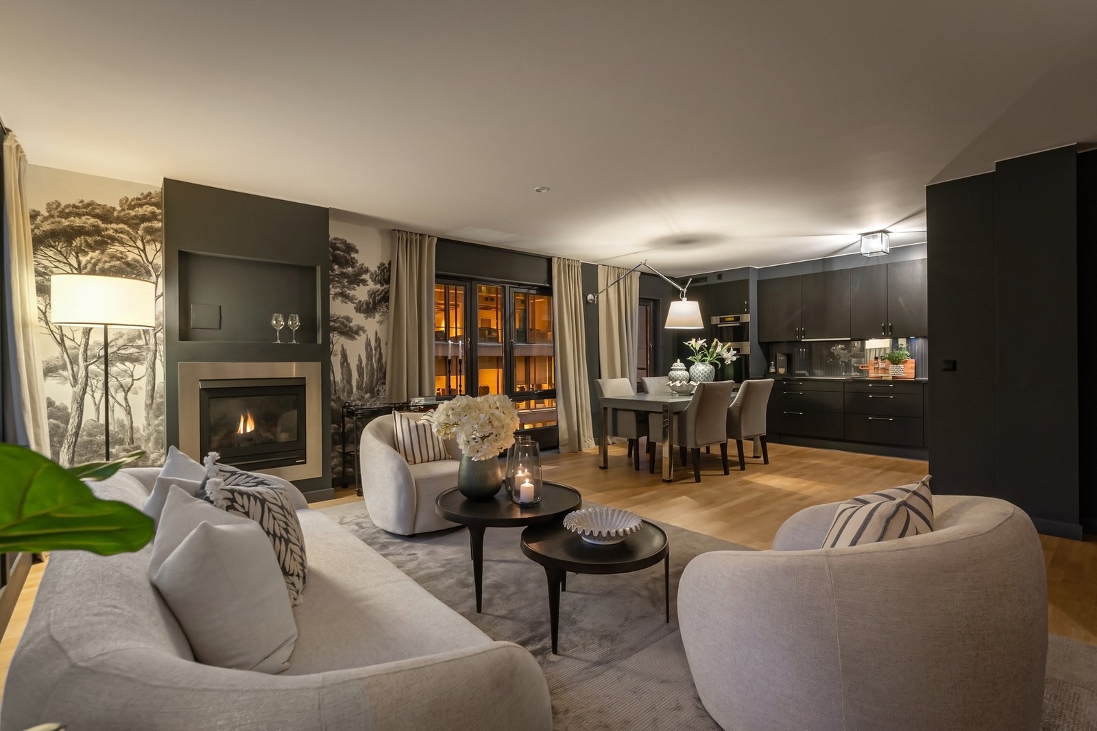 Sosialt oppholdsrom med en åpen løsning mellom stue og kjøkken. Galleribilde