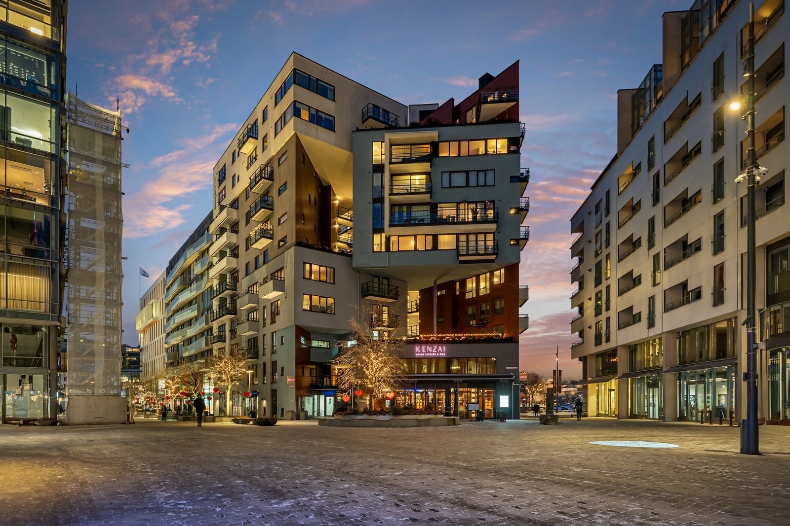 Lille Stranden 2 er et markant kombinasjonsbygg oppført i 2007 over 11 etasjer, tegnet av Arkitektkontoret Kari Nissen Brodtkorb. Galleribilde