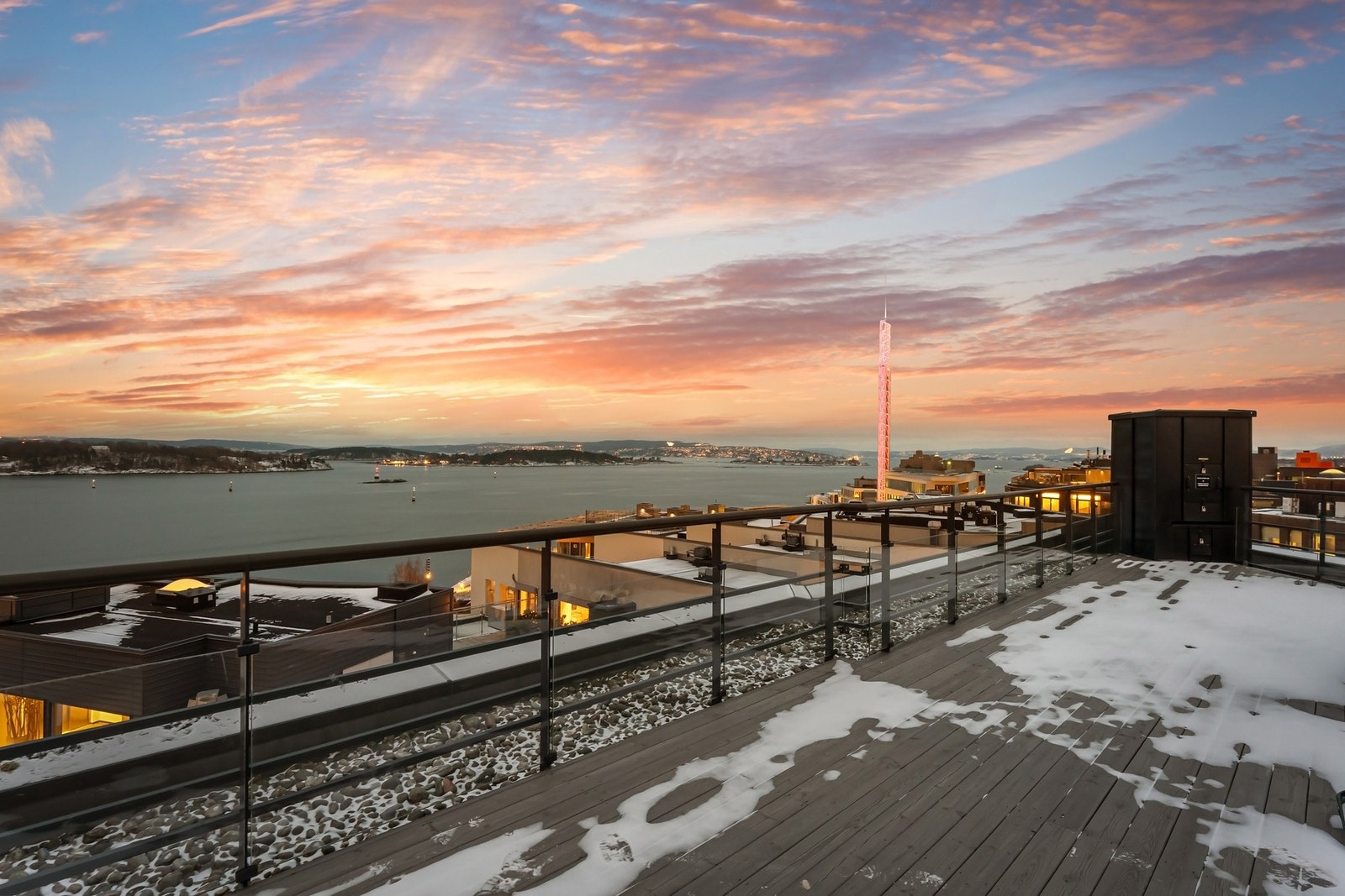 Terrassen byr på svært gode solforhold på fine dager og er et attraktivt fellesareal for både rekreasjon og sosialt samvær. Galleribilde