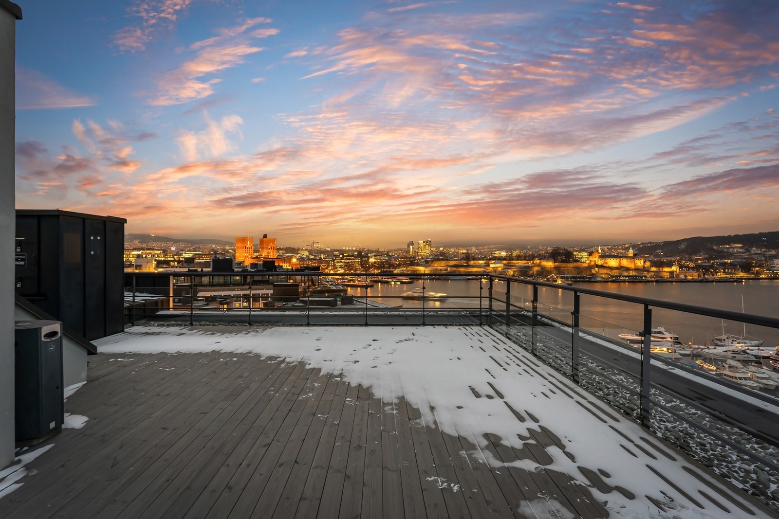 På toppen av bygget har beboerne også tilgang til en spektakulær, felles takterrasse med panoramautsikt over by og fjord. Galleribilde
