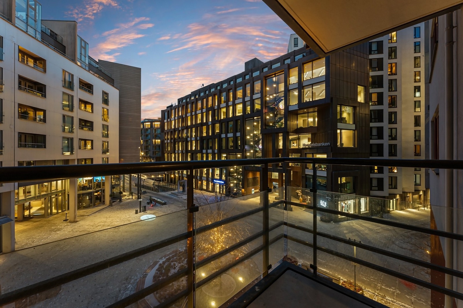 Hyggelig og urbant utsyn fra den sydvestvendte balkongen. Galleribilde