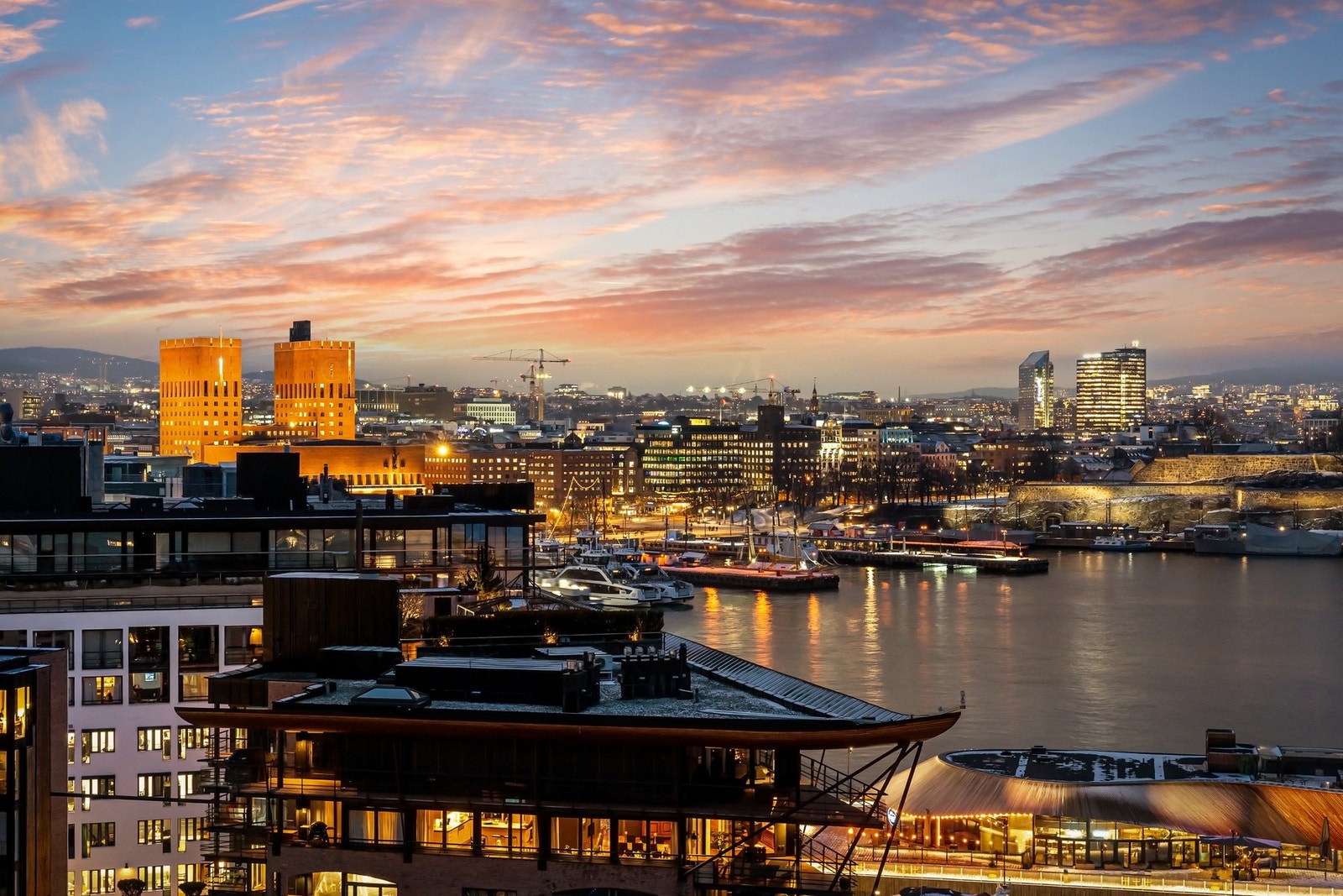 På toppen av bygget har beboerne også tilgang til en spektakulær, felles takterrasse med panoramautsikt over by og fjord. Galleribilde