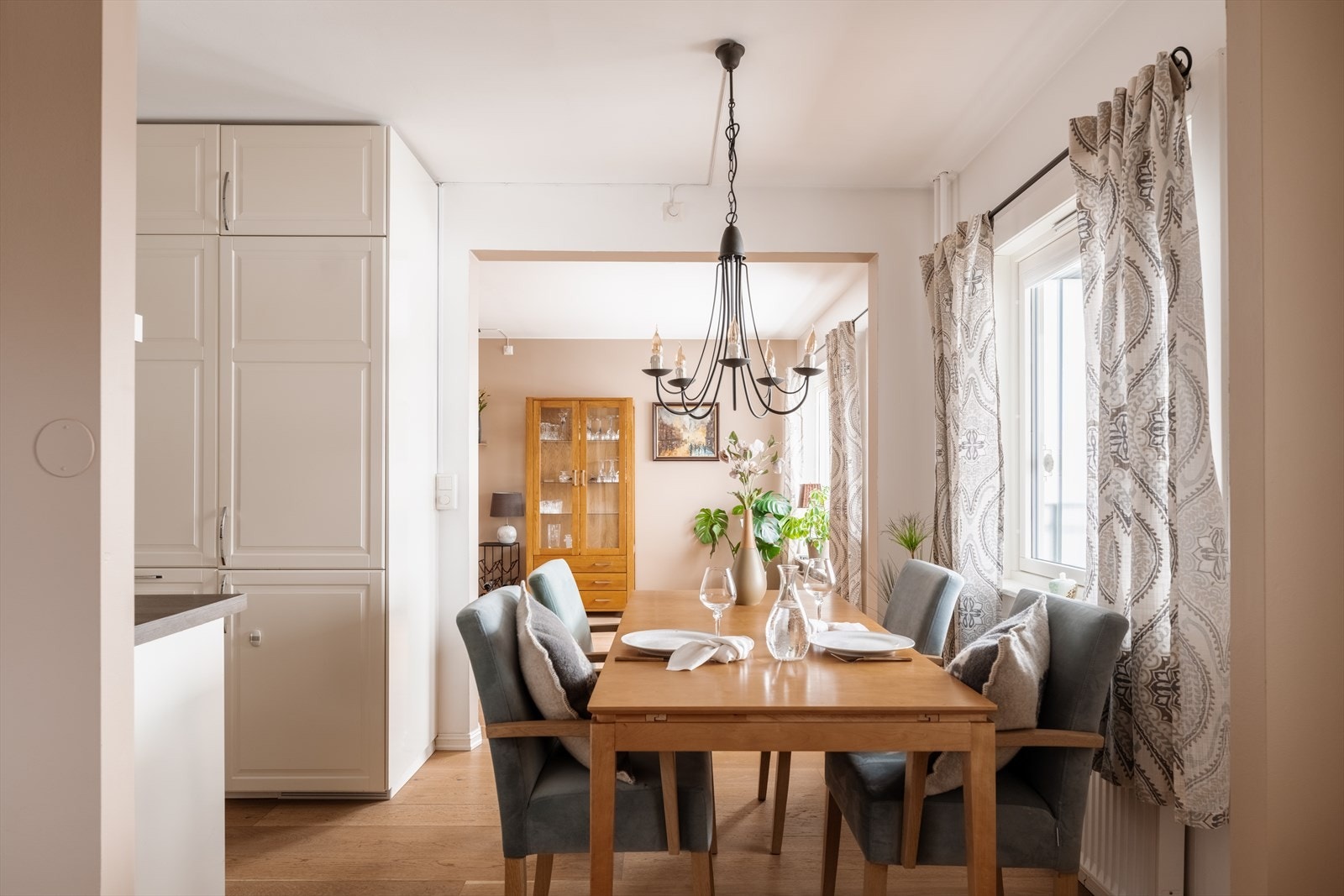 Den åpne løsningen skaper en sosial og inkluderende atmosfære i leiligheten. Galleribilde