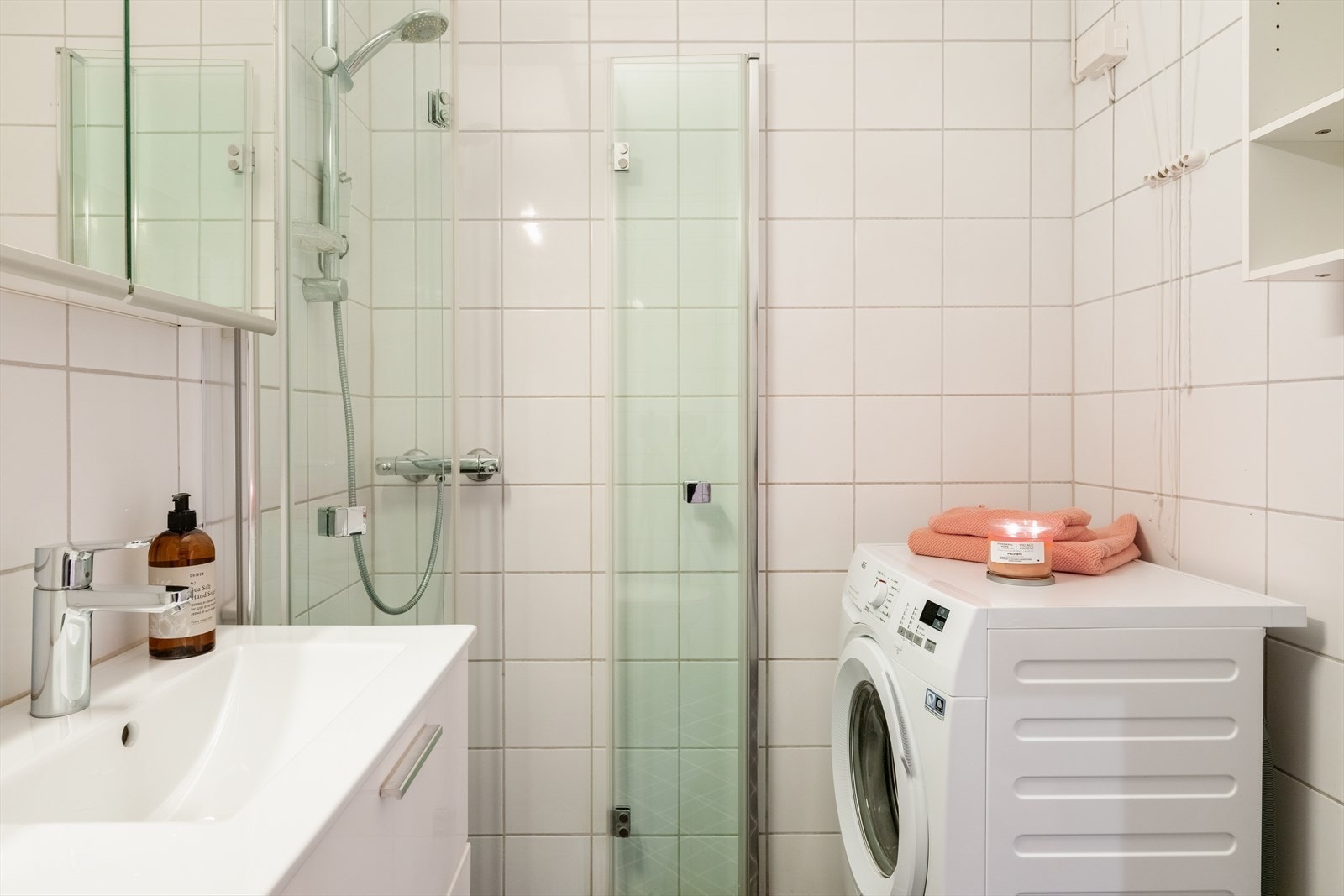 Her er det støpt gulv med varmekabler for komfort, samt opplegg for vaskemaskin. Galleribilde