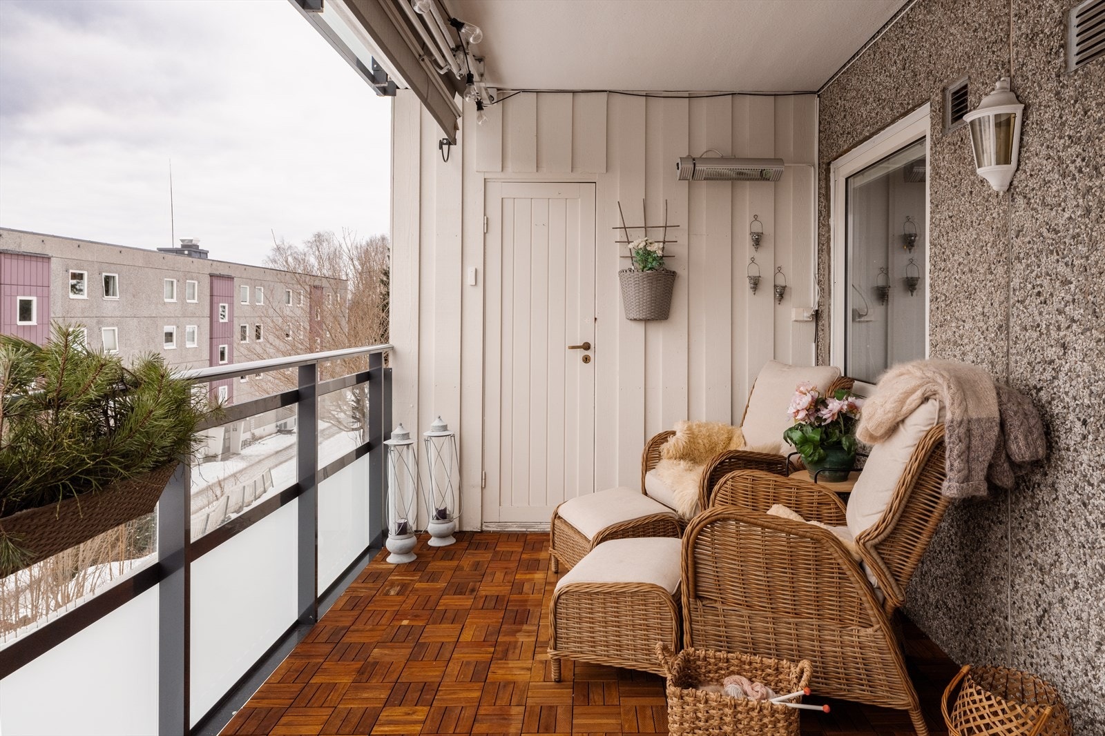 Den store, sørvestvendte balkongen på 13 m² fungerer som en forlengelse av stuen. Galleribilde