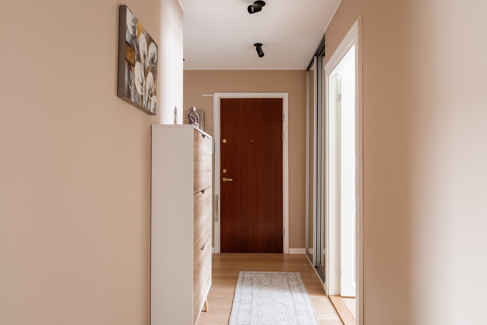 En lys entré med nedsenket himling og downlights ønsker velkommen. Ny låsekasse i utgangsdør ble montert i 2025. Galleribilde