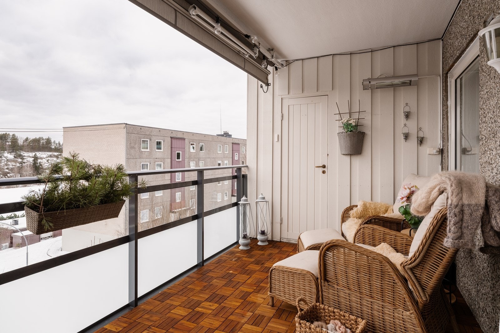 Balkongen er utstyrt med elektrisk markise, varmelampe med fjernstyring og belysning. Det er også utvendig screen på stuevinduet. Galleribilde