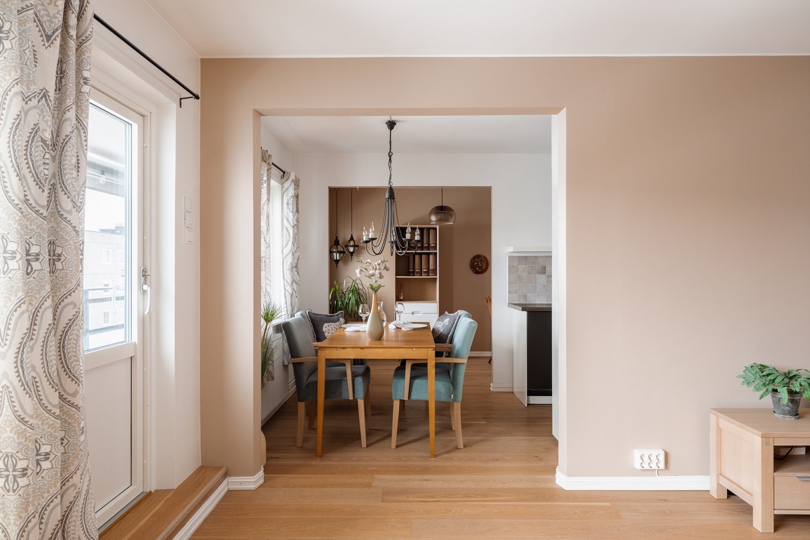 Balkongdøren, i likhet med vinduene, er fra 2021 og gir direkte tilgang til uteplassen. Galleribilde