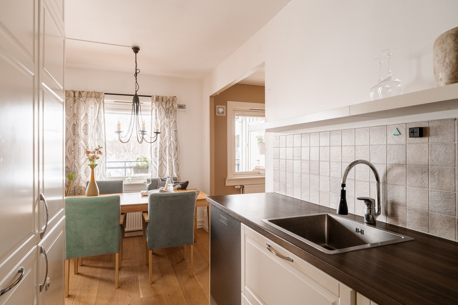 Kjøkkeninnredningen har laminatbenkeplate med nedfelt stålkum og belysning over benken. Det er montert komfyrvakt. Galleribilde