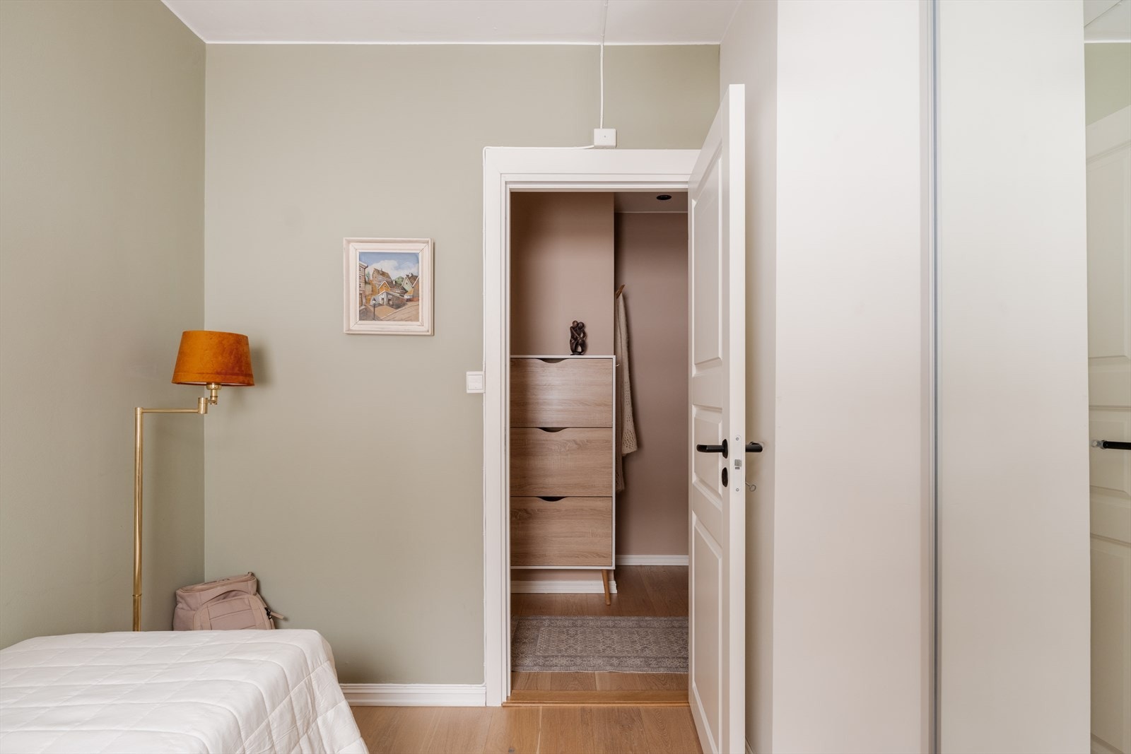 Alle innerdører, med unntak av baderomsdøren, er hvitmalte fyllingsdører byttet i 2024. Galleribilde