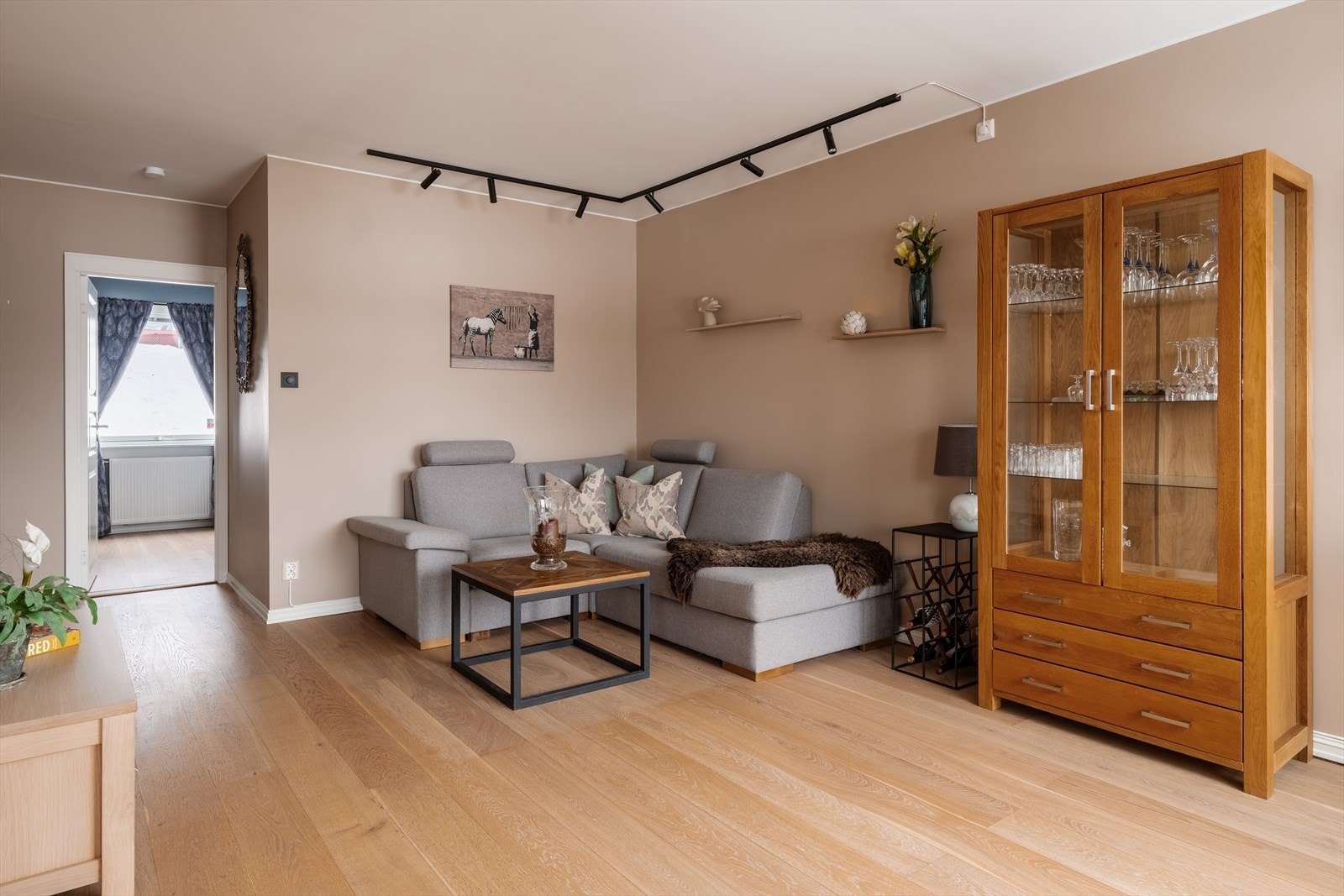 Flott enstavs parkett og overflater malt i 2024. Galleribilde