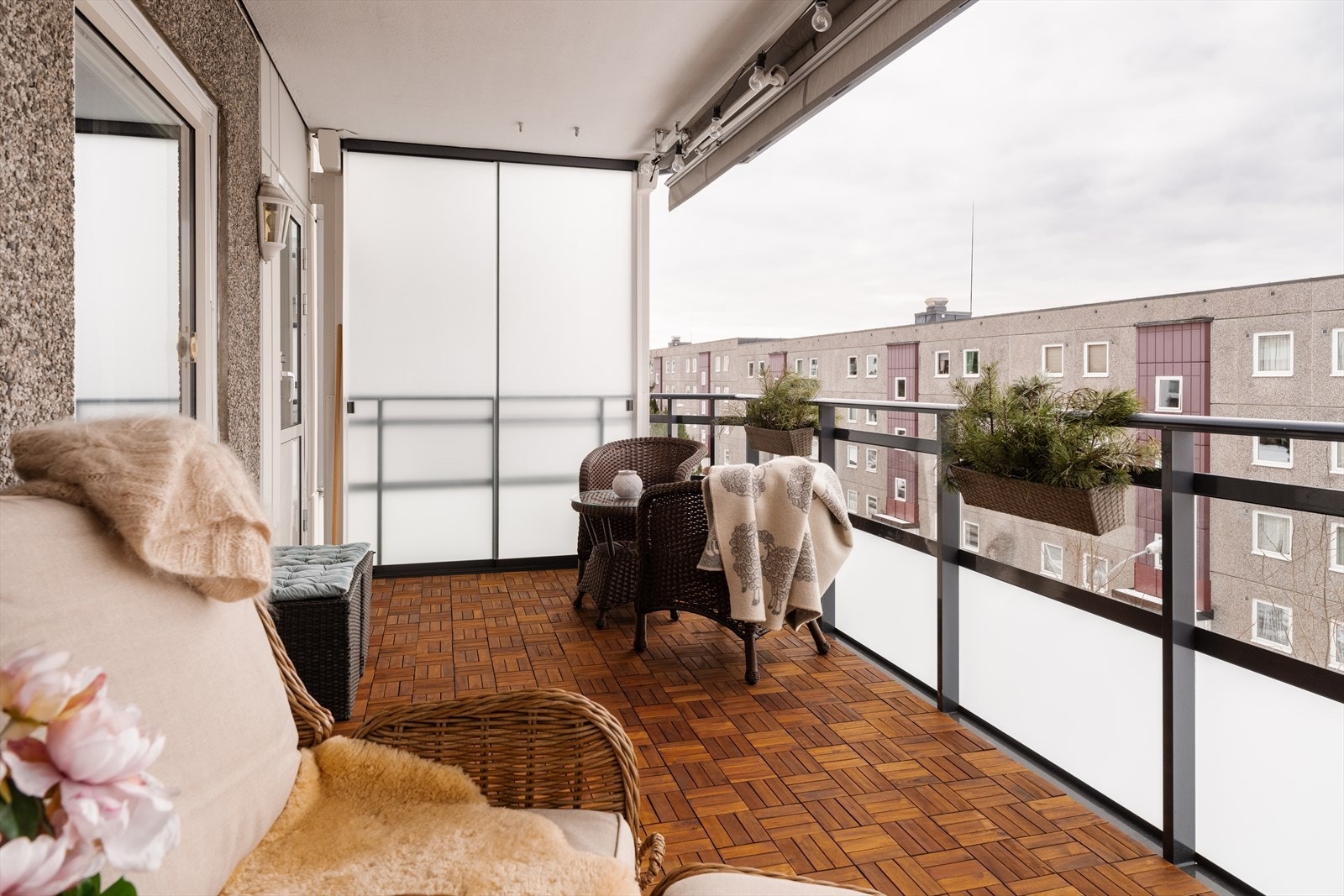 Gulvet er dekket med nye trefliser fra 2024, og det er uttak for strøm. Montert skyvedør i frostet glass. Galleribilde