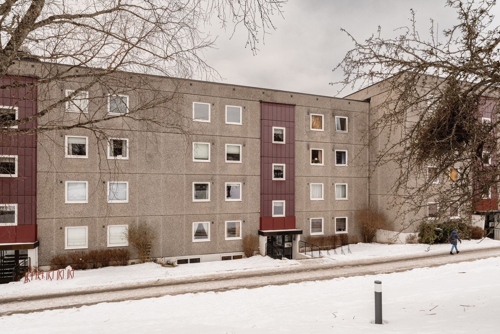 Fra leiligheten er det kort vei til flere matbutikker og bussforbindelser. Galleribilde