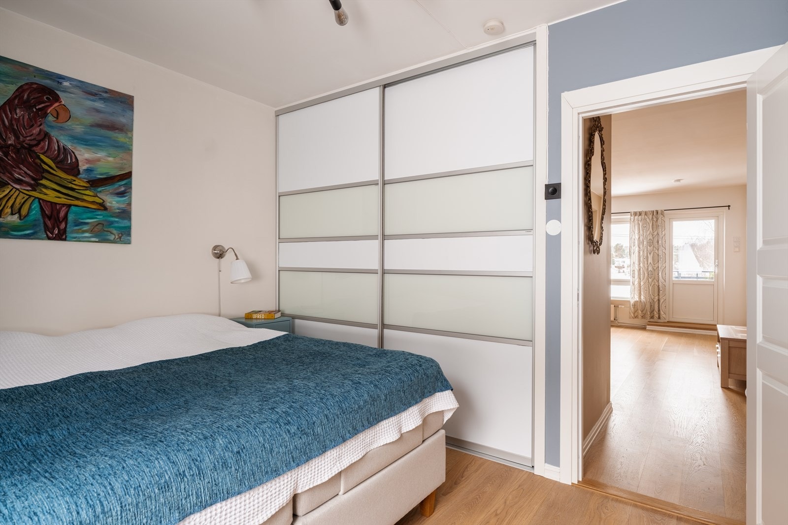 En ny skyvedørsgarderobe fra 2024 gir utmerket oppbevaringsplass. Galleribilde