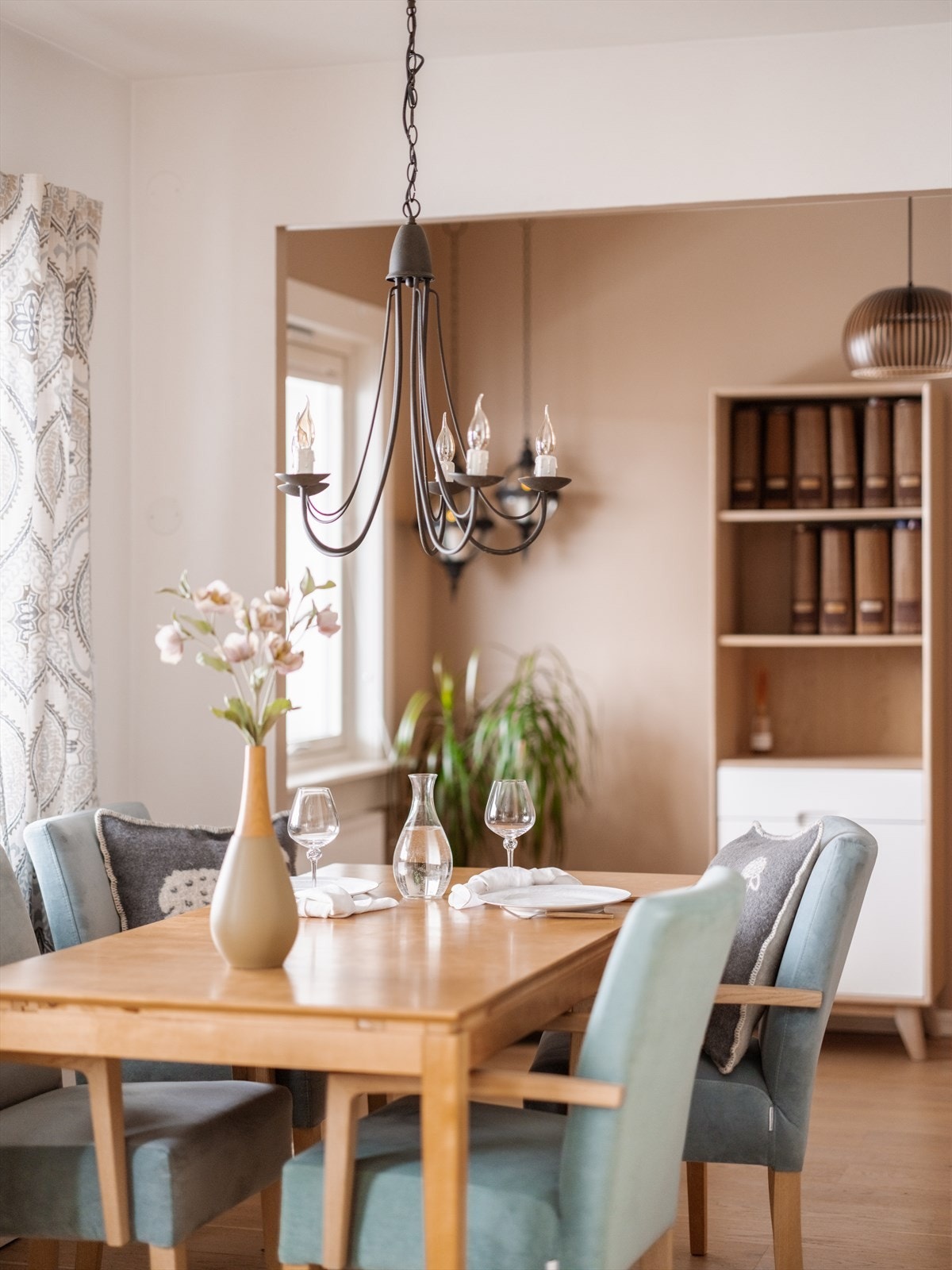 En lys og gjennomgående leilighet med store vindusflater. Galleribilde