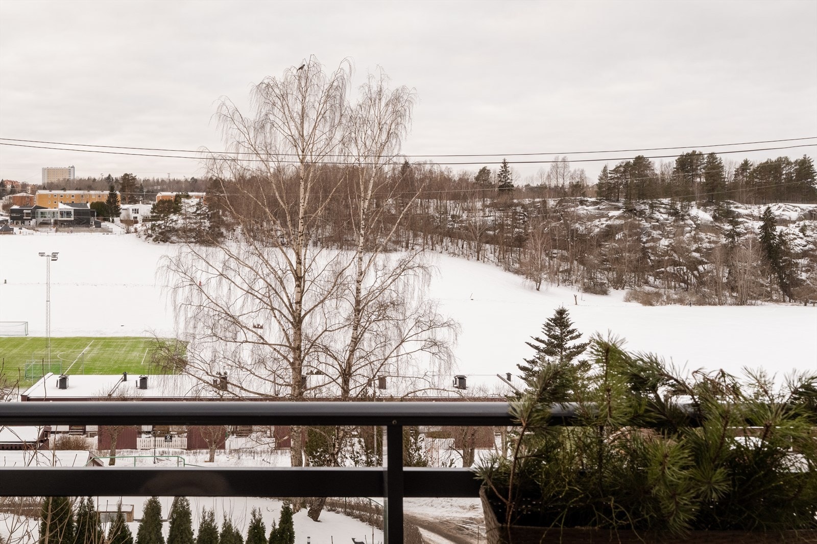 Fra balkongen ser man mot Rustad idrettsanlegg med fotballbaner, kun få minutter unna. Galleribilde