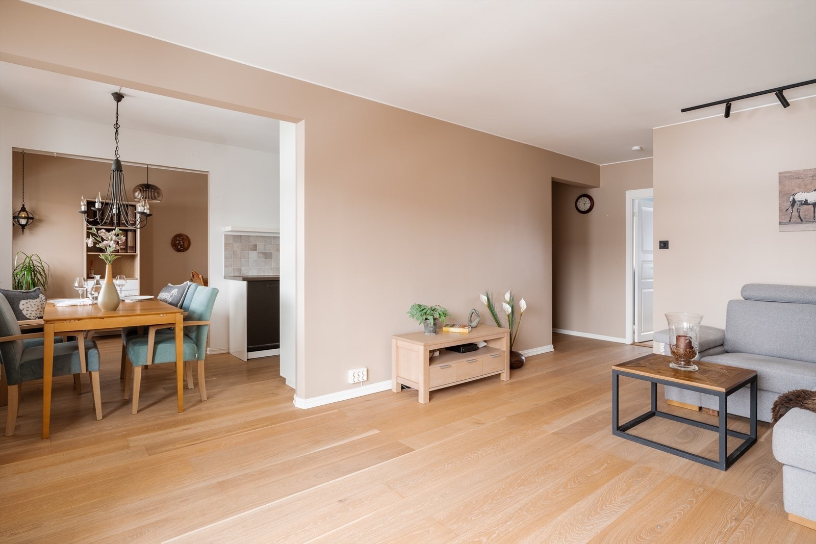 Et tidligere soverom er åpnet opp for å skape en romslig sone som inneholder bibliotek, kjøkken og stue. Galleribilde