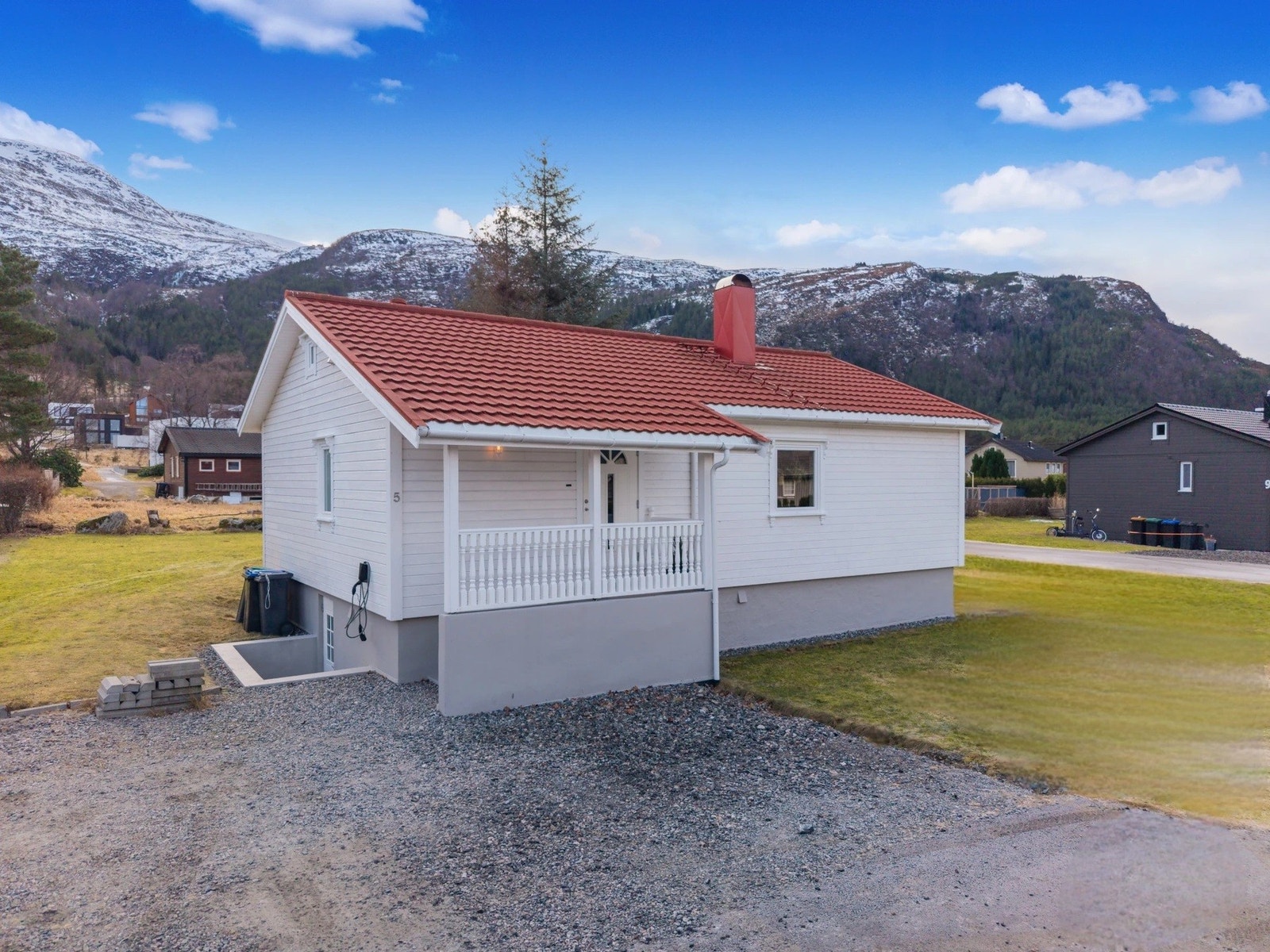 God plass på egen tomt til parkering av flere kjøretøy, med EL-billader. Galleribilde