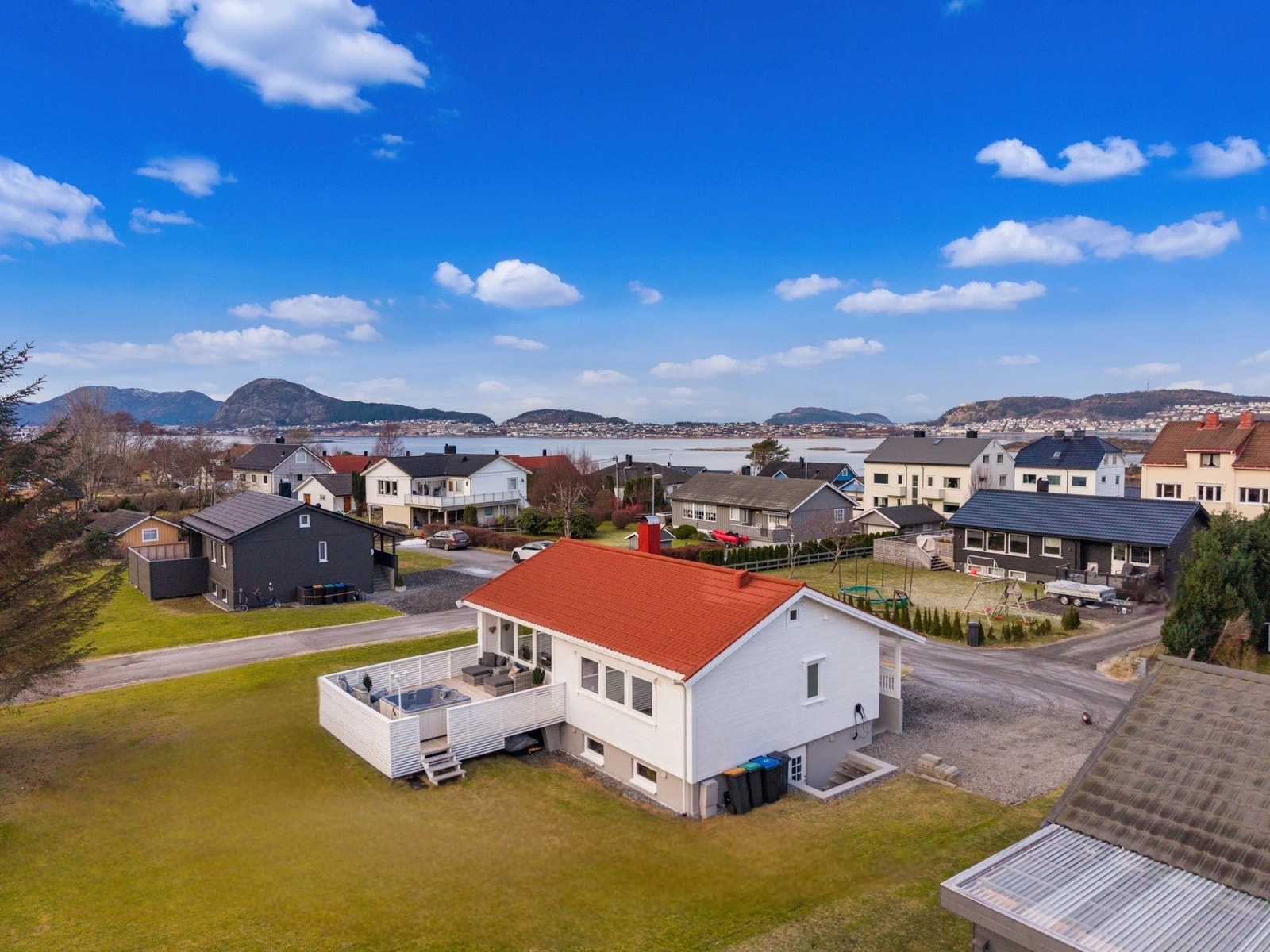 Boligen er vesentlig påkostet de siste årene, med arbeid utført på drenering, tak, bordkledning og mer. Galleribilde