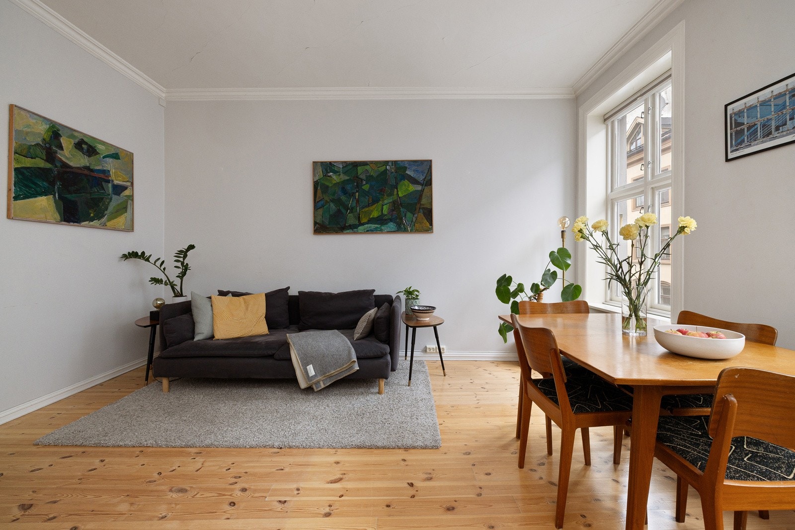 Lys og innbydende stue med god plass til både sofagruppe med salongbord og spisebord. Galleribilde