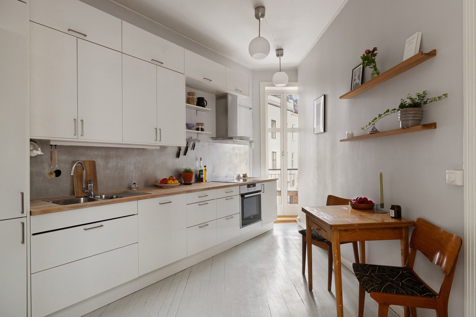 Det er montert overbelysning samt praktiske stikkontakter over benkeplate. Galleribilde