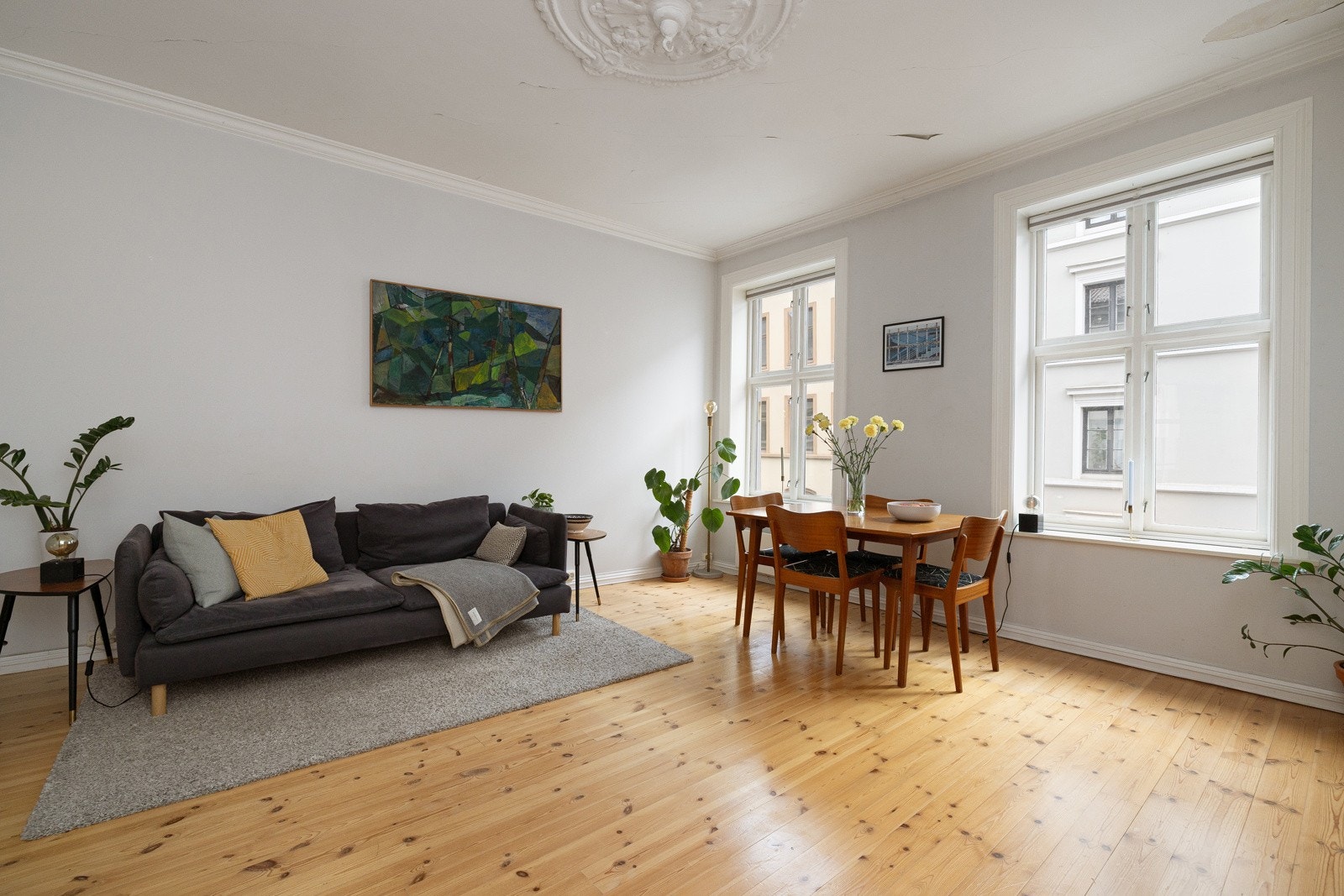 Leiligheten har klassiske detaljer som store vindusflater, generøs takhøyde og rosett. Galleribilde