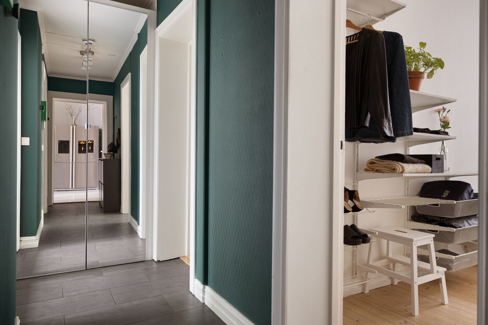 Når du kommer inn i leiligheten møtes du av en romslig entré med plass til yttertøy i garderobeskap. Galleribilde