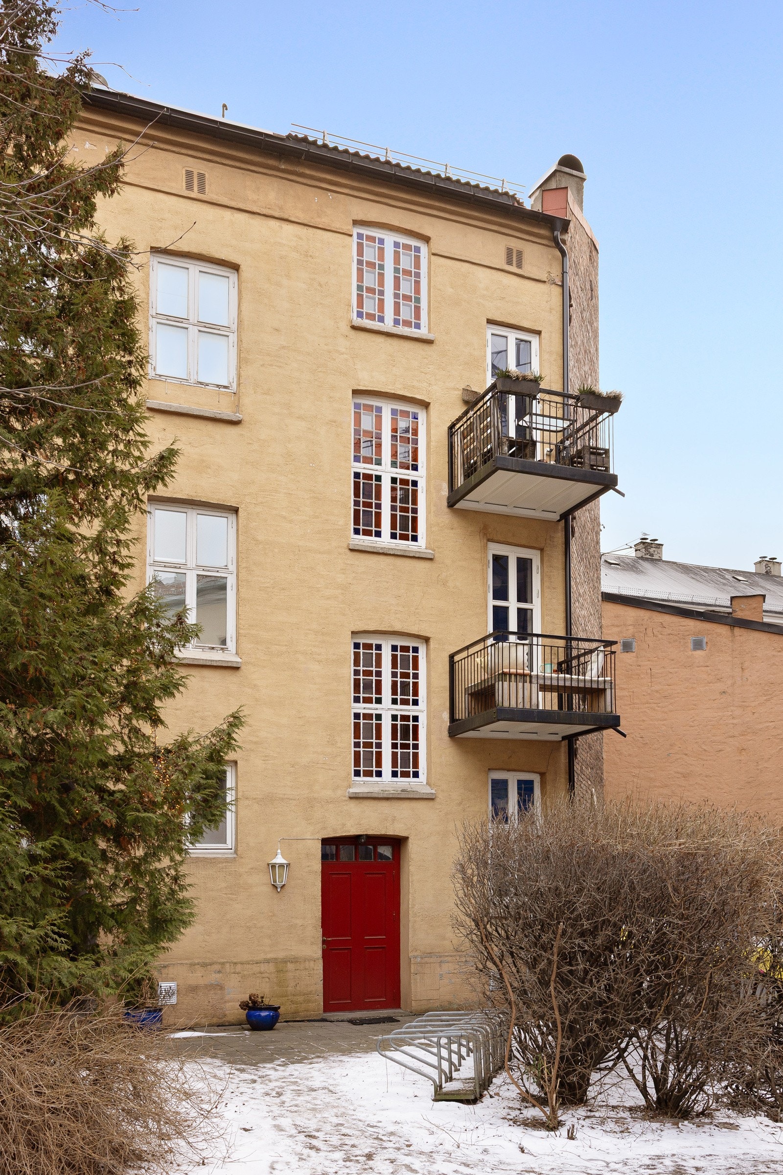 Boligen har en flott beliggenhet på Grønland, i en rolig og enveiskjørt gate. Galleribilde