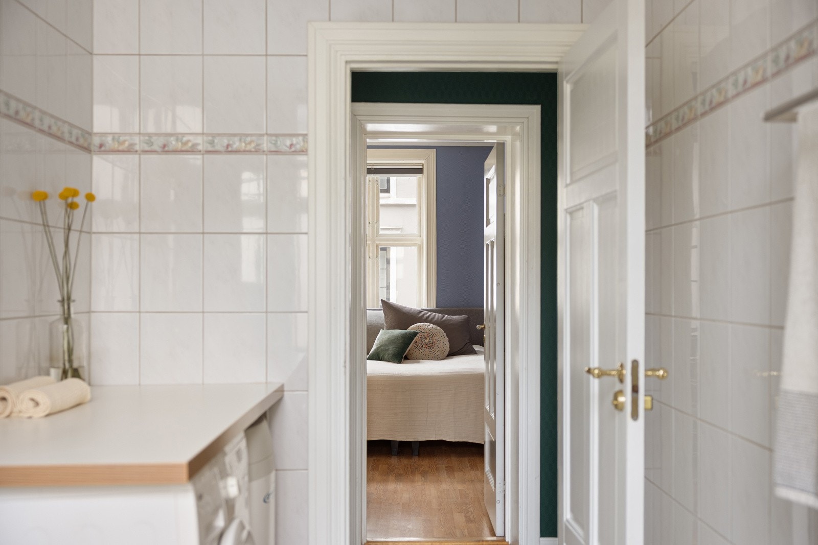 Det er opplegg for vaskemaskin, og varmtvannsbereder er plassert i hjørnet. Galleribilde