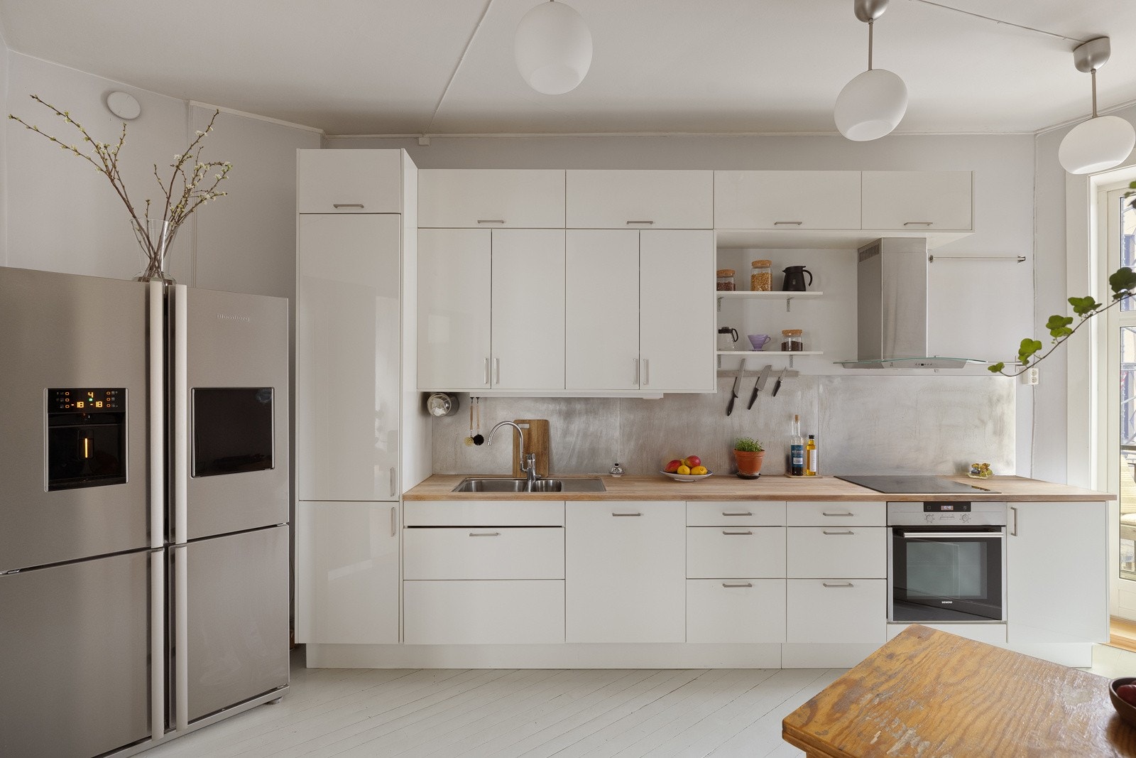 Kjøkkenet ligger i eget rom og har en tidløs innredning fra Sigdal med glatte fronter, benkeplate i tre og nedfelt oppvaskkum. Galleribilde