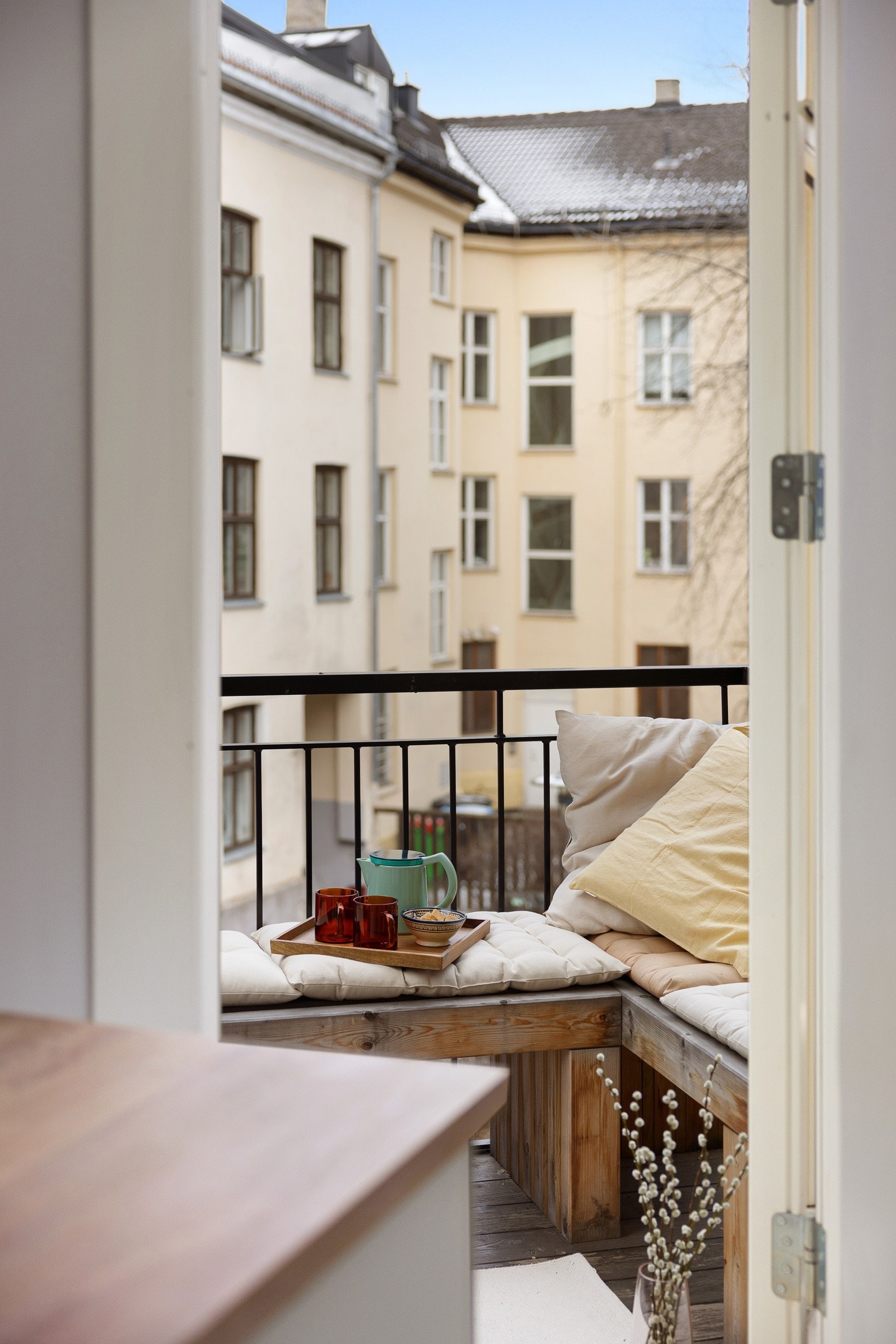 Fra kjøkkenet er det utgang til en hyggelig nordvestvendt balkong på ca. 2 kvm, vendt mot rolig bakgård. Galleribilde