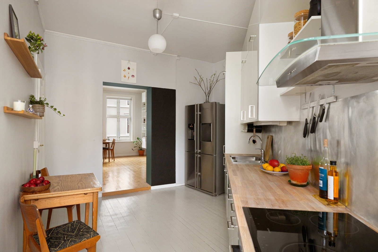 Kjøkkenet er utstyrt med integrert oppvaskmaskin, stekeovn og platetopp, som medfølger handelen. Side-by-side kjøleskap medfølger også. Galleribilde