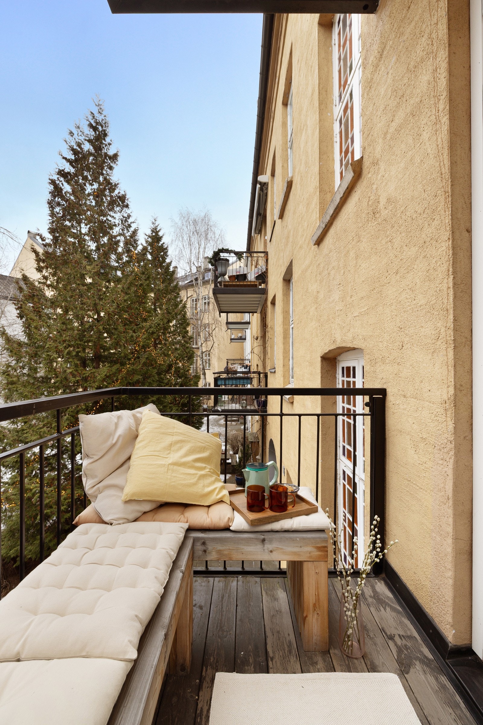 Det er plass til en liten sittegruppe samt beplantning. Plassbygd benk på balkongen medfølger. Galleribilde