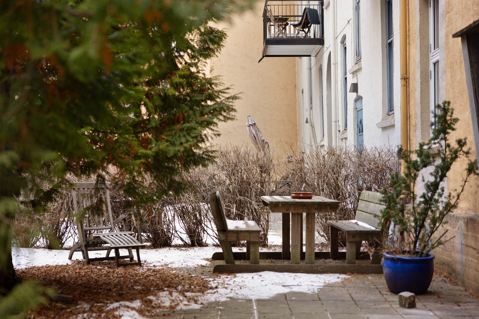 Borettslaget har en felles bakgård for beboerne med sittegruppe og hyggelig beplantning. Galleribilde
